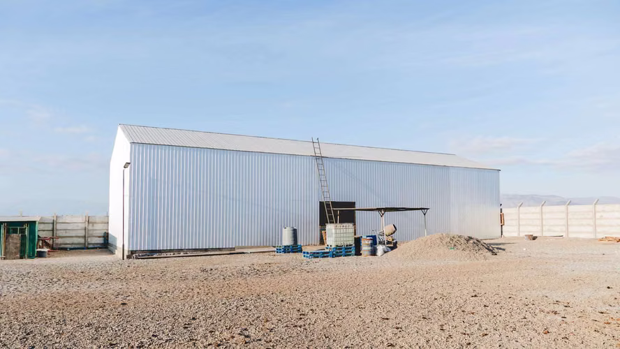 Se arrienda terreno con galpón nuevo. 2500 m² (97507)