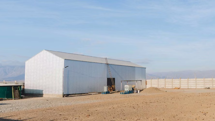 Se arrienda terreno con galpón nuevo. 2500 m² (97507)