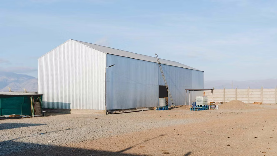 Se arrienda terreno con galpón nuevo. 2500 m² (97507)