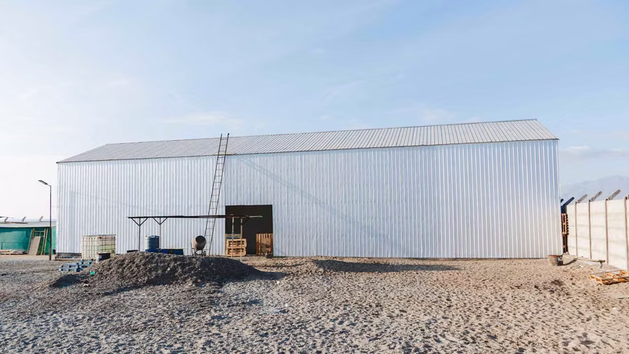 Se arrienda terreno con galpón nuevo. 2500 m² (97507)