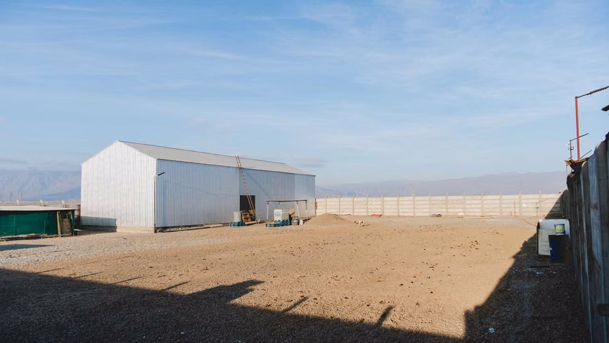 Se arrienda terreno con galpón nuevo. 2500 m² (97507)