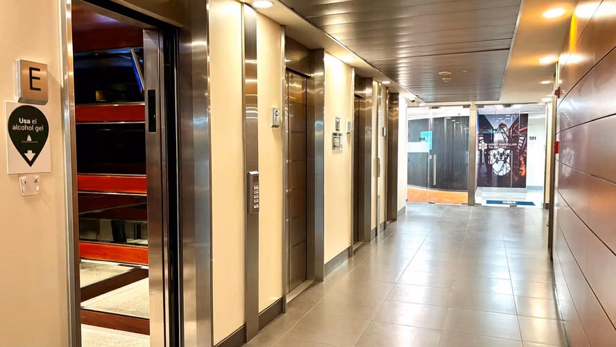  Amplia oficina en Arriendo – 5 privados – Estaciones de trabajo con inmejorable ubicación en Las Condes