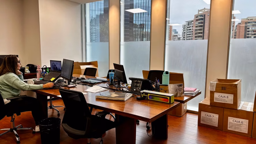  Amplia oficina en Arriendo – 5 privados – Estaciones de trabajo con inmejorable ubicación en Las Condes