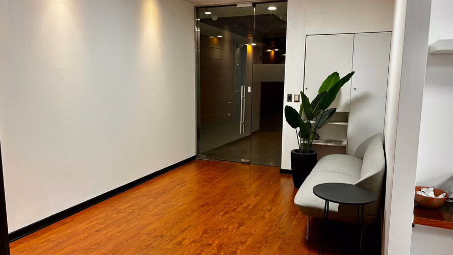  Amplia oficina en Arriendo – 5 privados – Estaciones de trabajo con inmejorable ubicación en Las Condes
