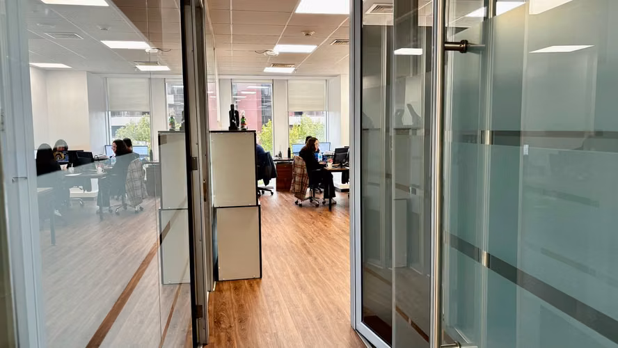 Amplia oficina en venta 5 privados, estaciones de trabajo, con inmejorable ubicación en Las Condes