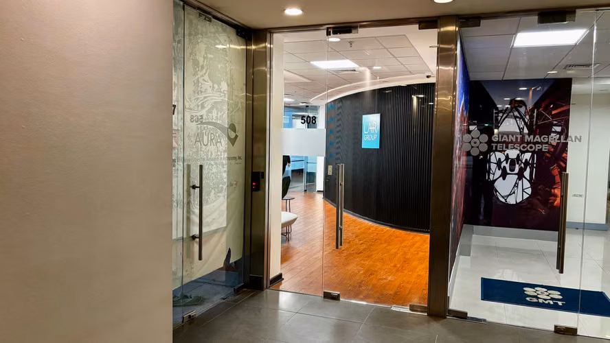 Amplia oficina en venta 5 privados, estaciones de trabajo, con inmejorable ubicación en Las Condes