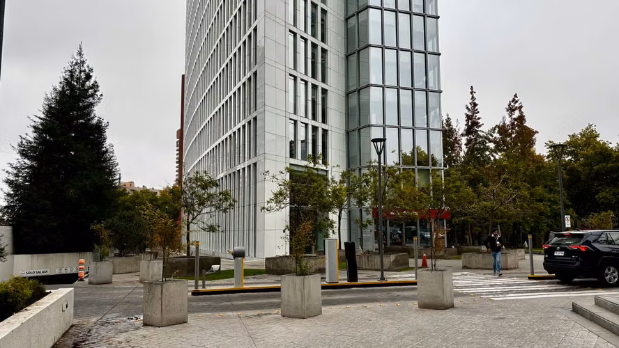 Amplia oficina en venta 5 privados, estaciones de trabajo, con inmejorable ubicación en Las Condes