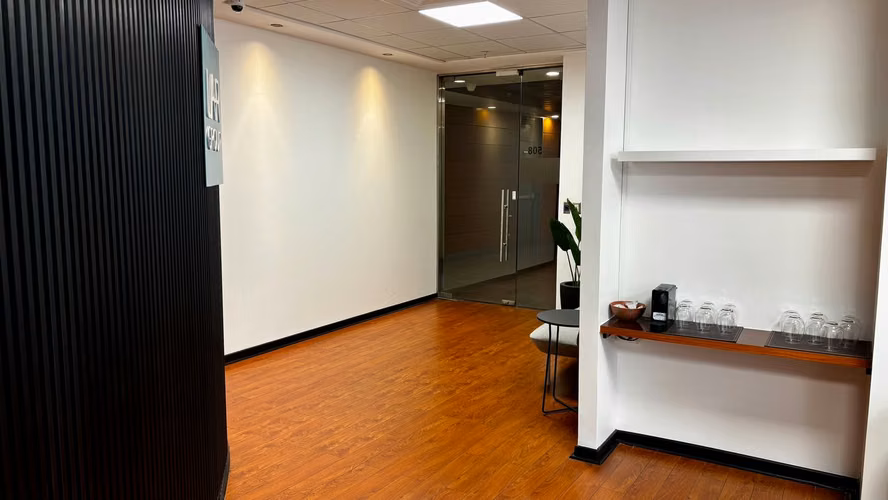 Amplia oficina en venta 5 privados, estaciones de trabajo, con inmejorable ubicación en Las Condes