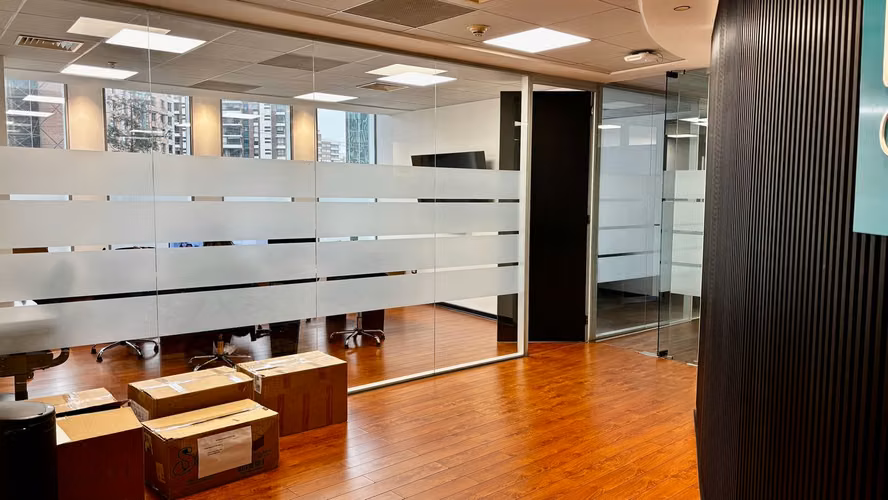 Amplia oficina en venta 5 privados, estaciones de trabajo, con inmejorable ubicación en Las Condes