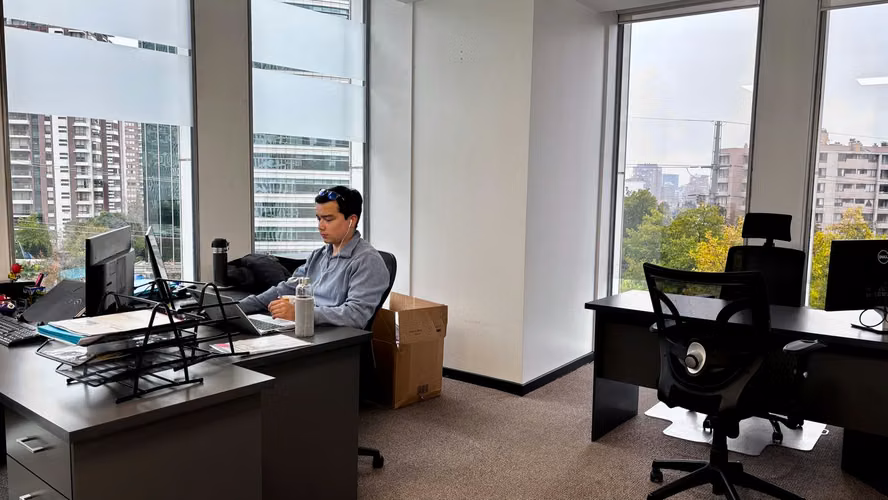 Amplia oficina en venta 5 privados, estaciones de trabajo, con inmejorable ubicación en Las Condes