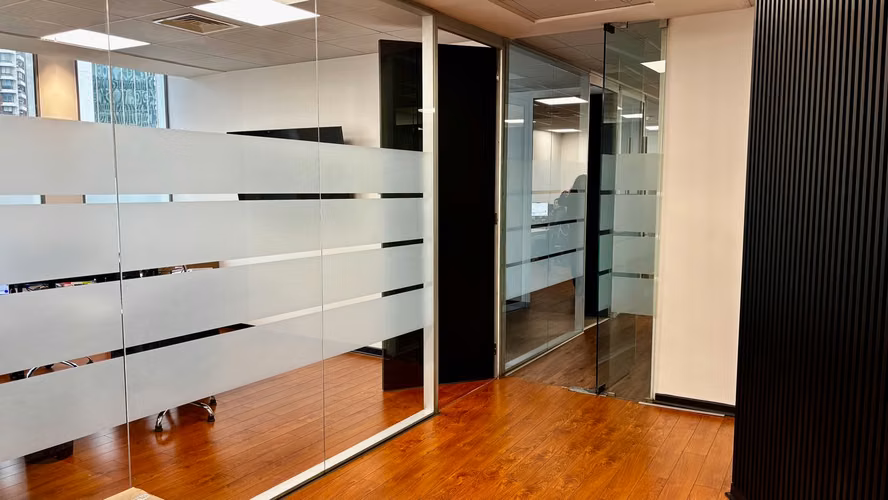 Amplia oficina en venta 5 privados, estaciones de trabajo, con inmejorable ubicación en Las Condes
