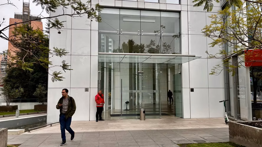 Amplia oficina en venta 5 privados, estaciones de trabajo, con inmejorable ubicación en Las Condes