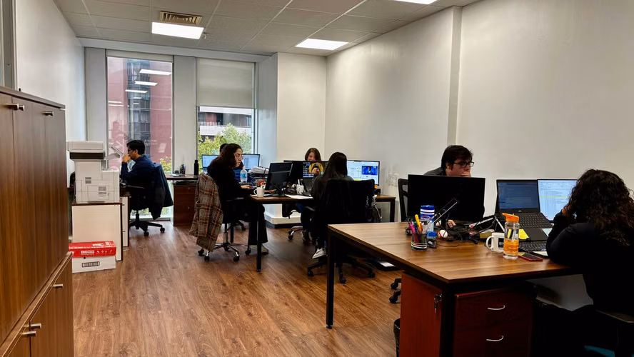 Amplia oficina en venta 5 privados, estaciones de trabajo, con inmejorable ubicación en Las Condes
