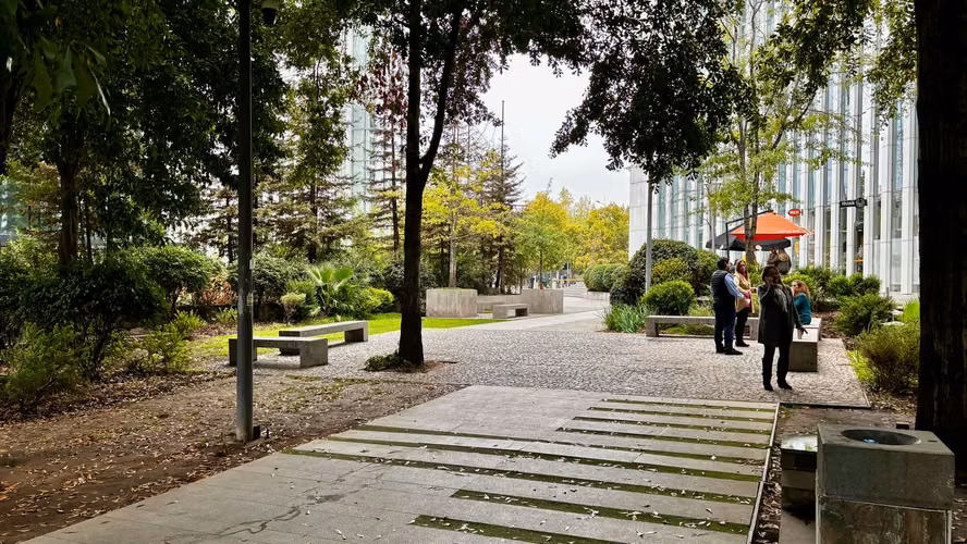 Amplia oficina en venta 5 privados, estaciones de trabajo, con inmejorable ubicación en Las Condes