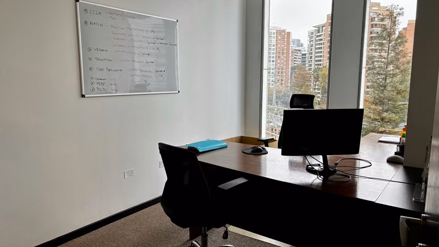 Amplia oficina en venta 5 privados, estaciones de trabajo, con inmejorable ubicación en Las Condes