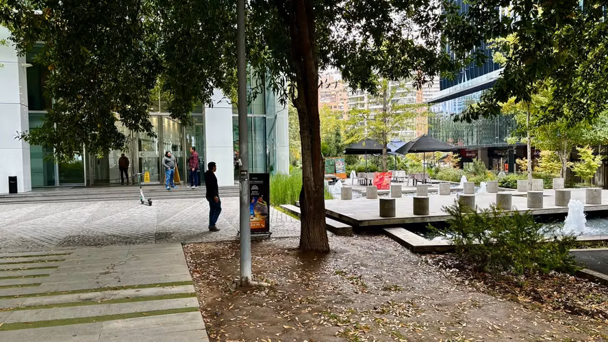 Amplia oficina en venta 5 privados, estaciones de trabajo, con inmejorable ubicación en Las Condes