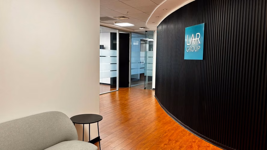 Amplia oficina en venta 5 privados, estaciones de trabajo, con inmejorable ubicación en Las Condes