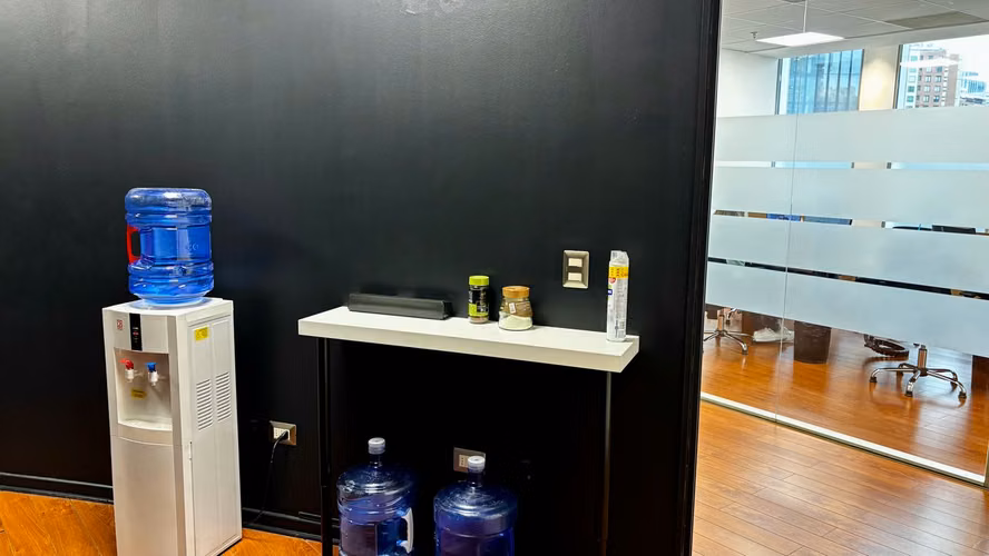 Amplia oficina en venta 5 privados, estaciones de trabajo, con inmejorable ubicación en Las Condes