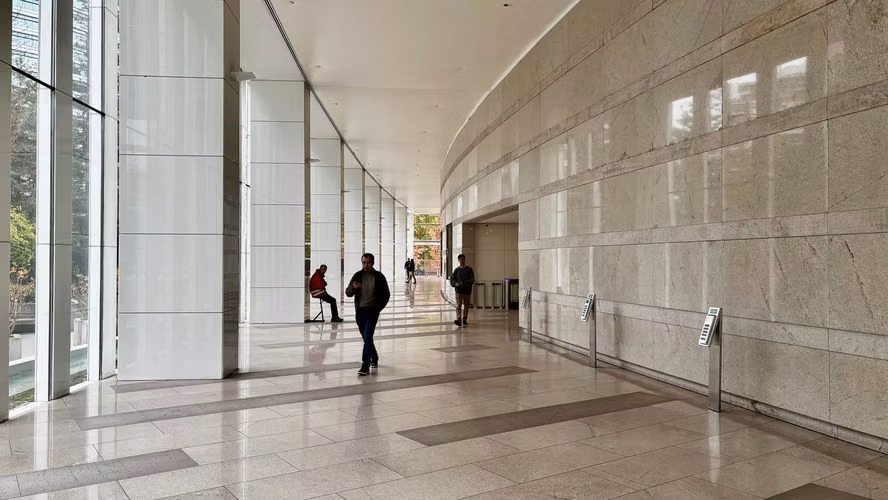 Amplia oficina en venta 5 privados, estaciones de trabajo, con inmejorable ubicación en Las Condes