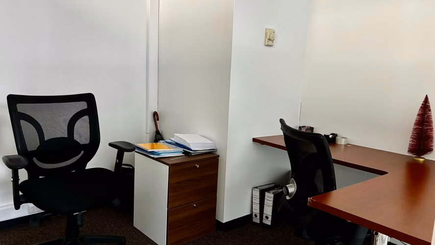 Amplia oficina en venta 5 privados, estaciones de trabajo, con inmejorable ubicación en Las Condes