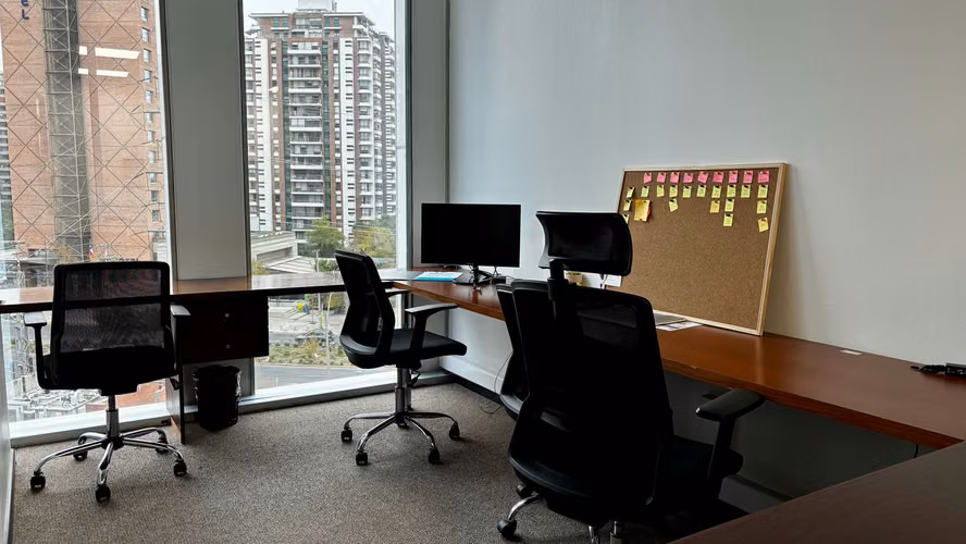 Amplia oficina en venta 5 privados, estaciones de trabajo, con inmejorable ubicación en Las Condes