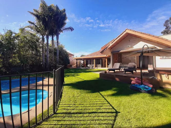 Gran casa y amplio jardín en Las Golondrinas (97694)