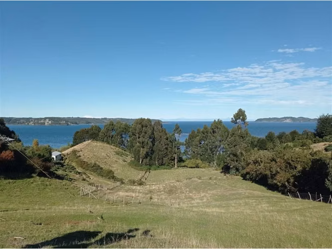 Parcela En Venta En Puqueldón, Con Orilla De Playa Y Vista.