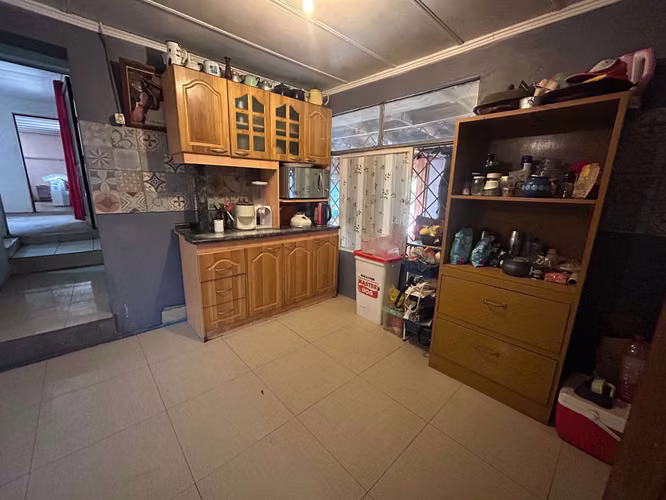 Parcela con casa 4D+2B de uso comercial (94569)