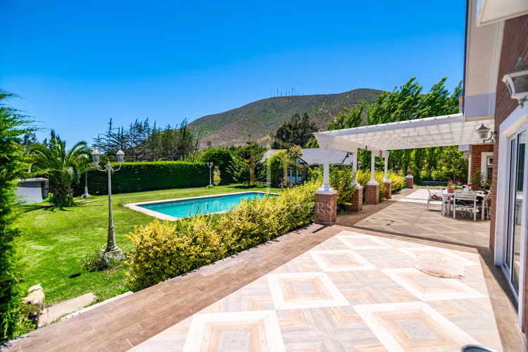 Amplia y moderna casa en condominio (99699)