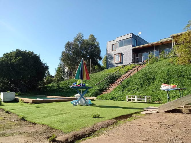 VENDE AMPLIA CASA CONDOMINIO MANTAGUA (99935)