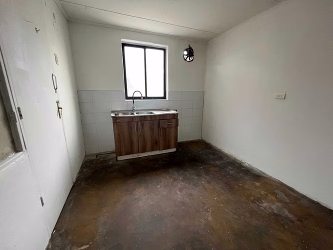 CASA 4 DORMITORIOS , AMPLIA BODEGA (100678)