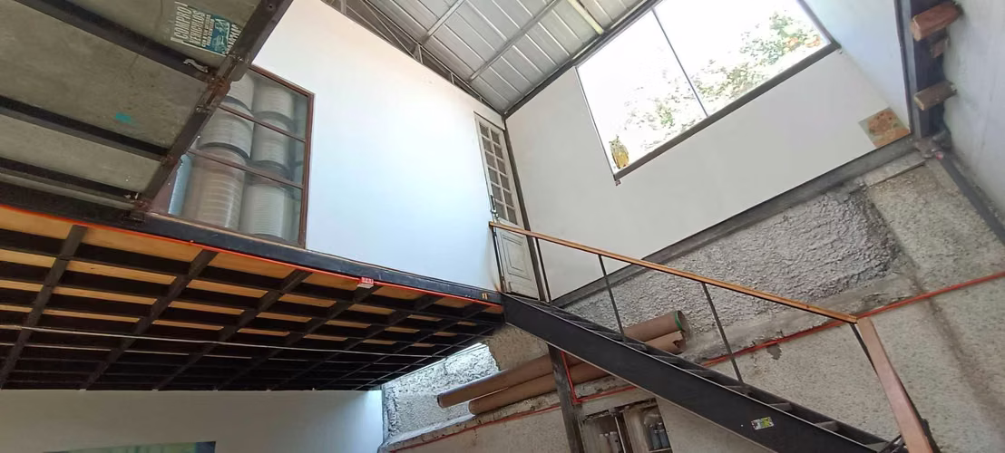 Amplia propiedad  de uso comercial  (100920)