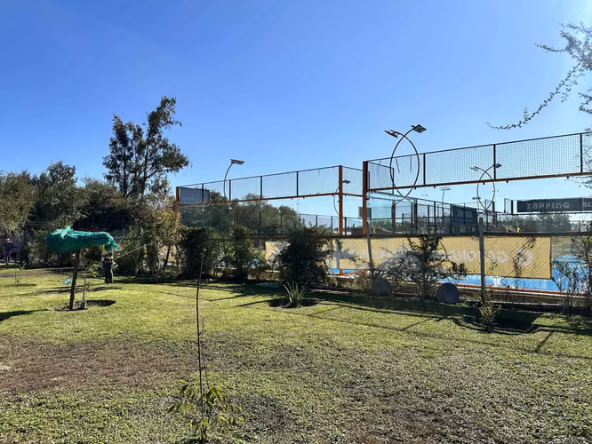 CASA EN VENTA CON CANCHAS DE PADEL