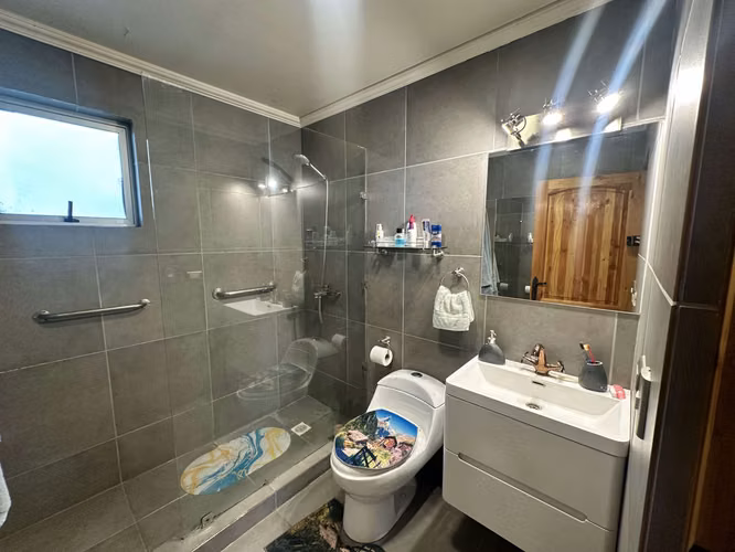 CASA EN VENTA CON CANCHAS DE PADEL