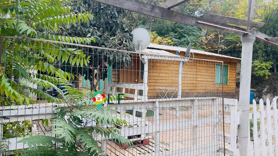 amplio terreno, centrico, 3 casas habilitadas (102179)
