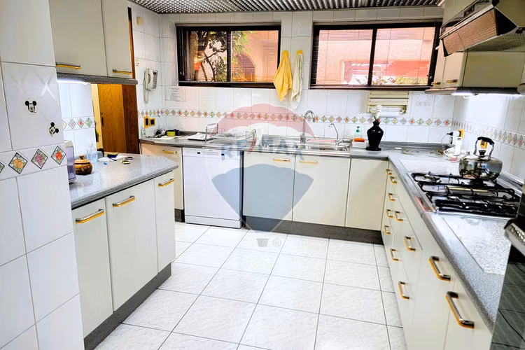Venta casa costado clinica con 5d y 6b