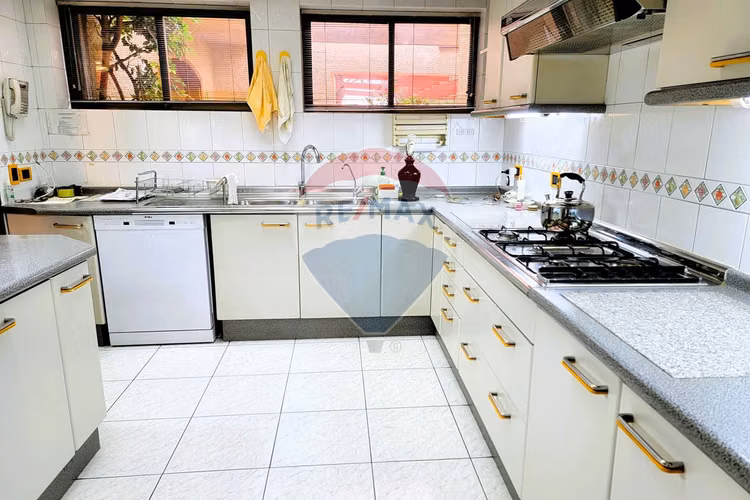 Venta casa costado clinica con 5d y 6b