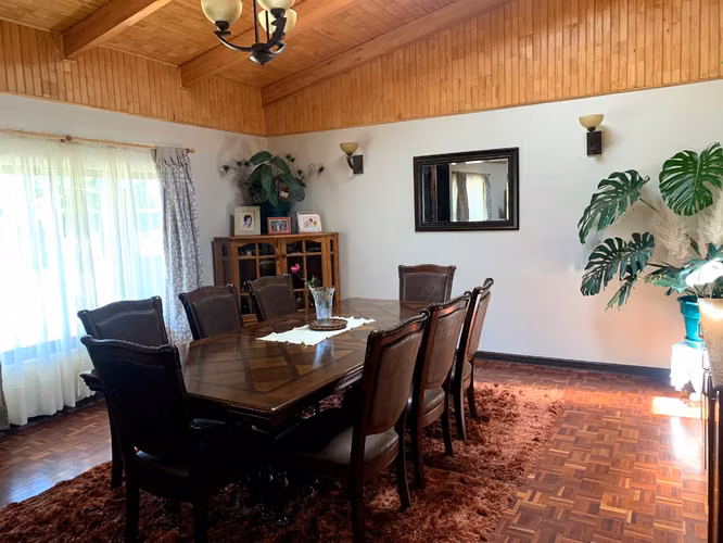 SE VENDE HERMOSA Y AMPLIA CASA EN PARCELA