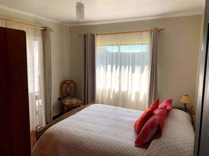 SE VENDE HERMOSA Y AMPLIA CASA EN PARCELA
