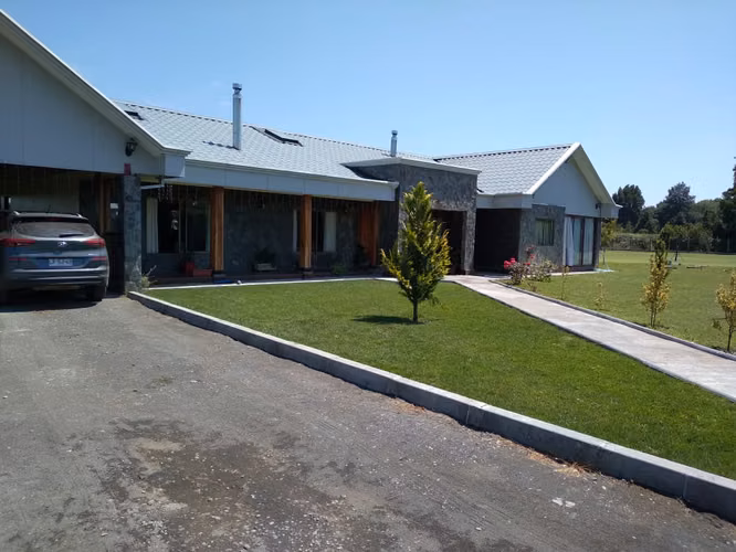 SE VENDE HERMOSA Y AMPLIA CASA EN PARCELA