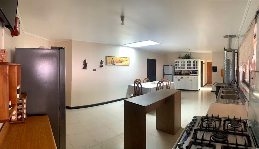 SE VENDE HERMOSA Y AMPLIA CASA EN PARCELA