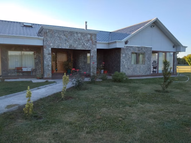 SE VENDE HERMOSA Y AMPLIA CASA EN PARCELA