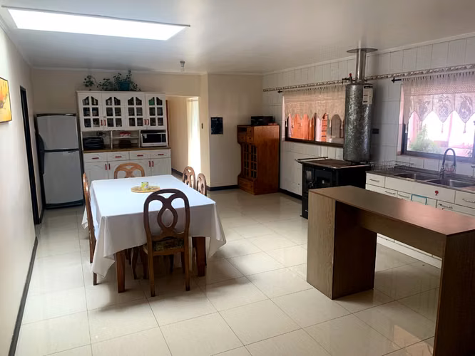 SE VENDE HERMOSA Y AMPLIA CASA EN PARCELA