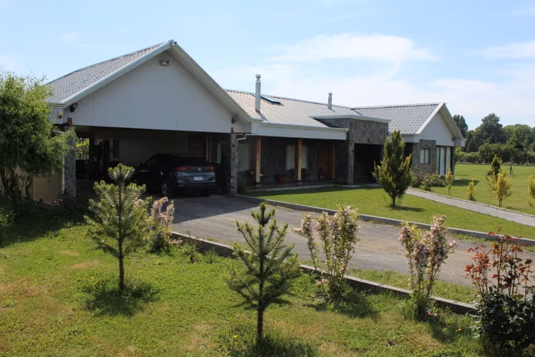 SE VENDE HERMOSA Y AMPLIA CASA EN PARCELA