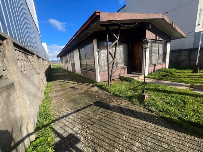 Se vende espaciosa propiedad en excelente ubicación central.