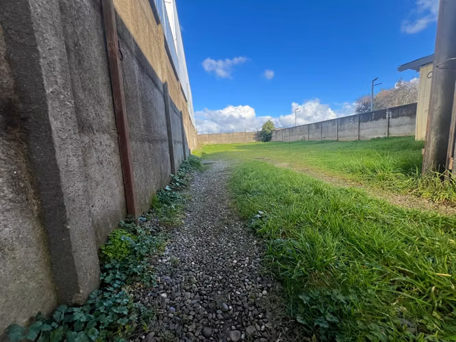 Se vende espaciosa propiedad en excelente ubicación central.