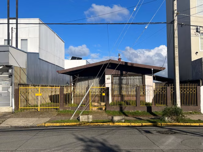 Se vende espaciosa propiedad en excelente ubicación central.