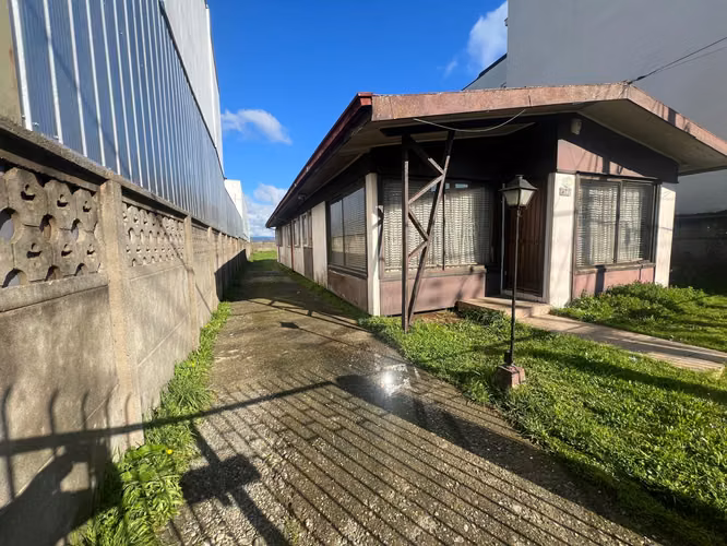 Se vende espaciosa propiedad en excelente ubicación central.