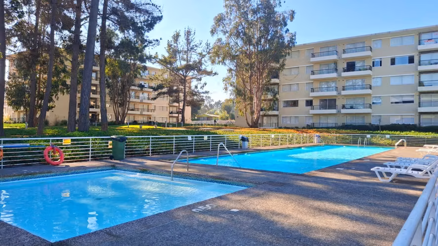 Amplio e iluminado departamento condominio Parquemar - Imagen 15