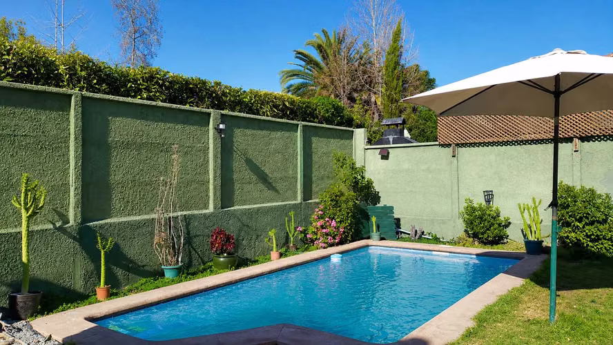 Casa en condominio con piscina y quincho (105023)